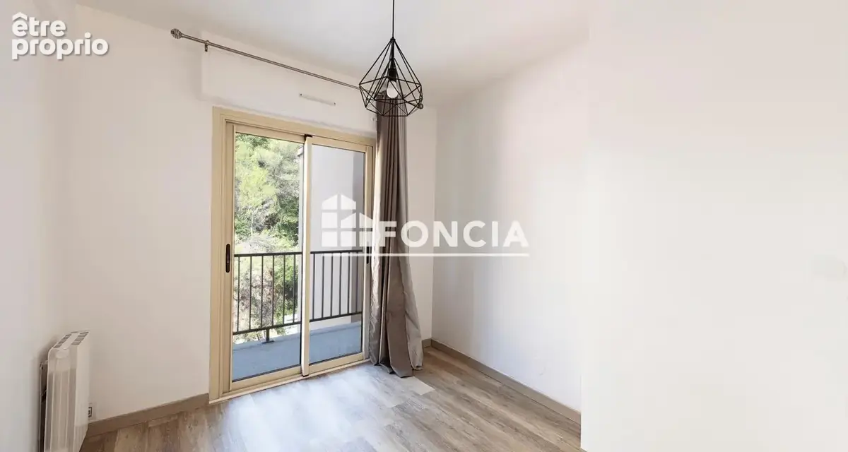 Menton proximite gare routiere et commerces 2 pieces traversant en etage eleve - photo 9