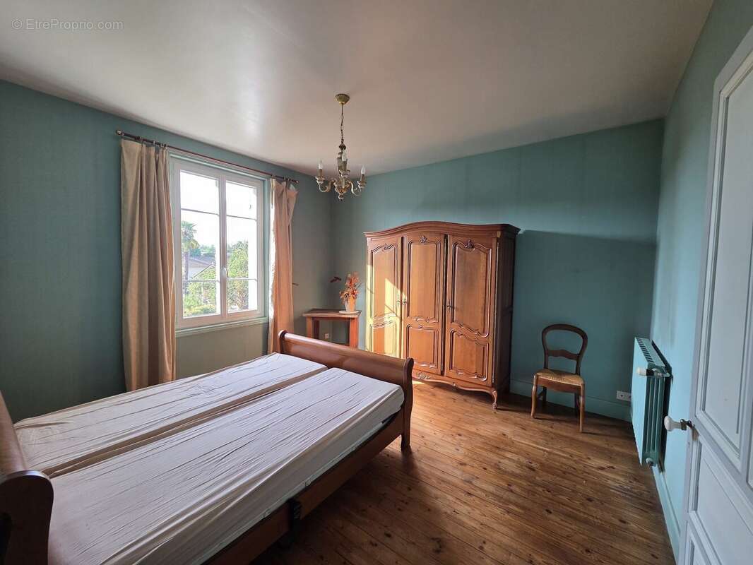 Maison 175 m² à Saint-Denis-De-Pile  - photo 6