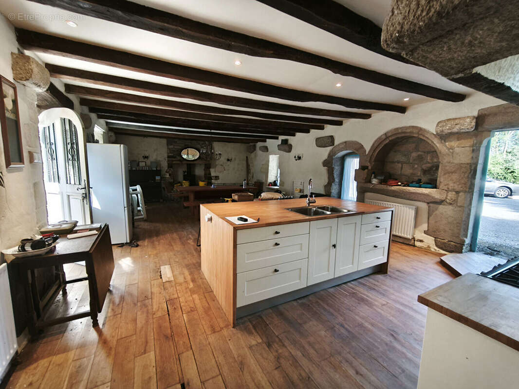 MORBIHAN, Le Croisty, manoir d'origine du XVIe siècle, partiellement rénové, sur un terrain de plus de 3 acres - photo 2
