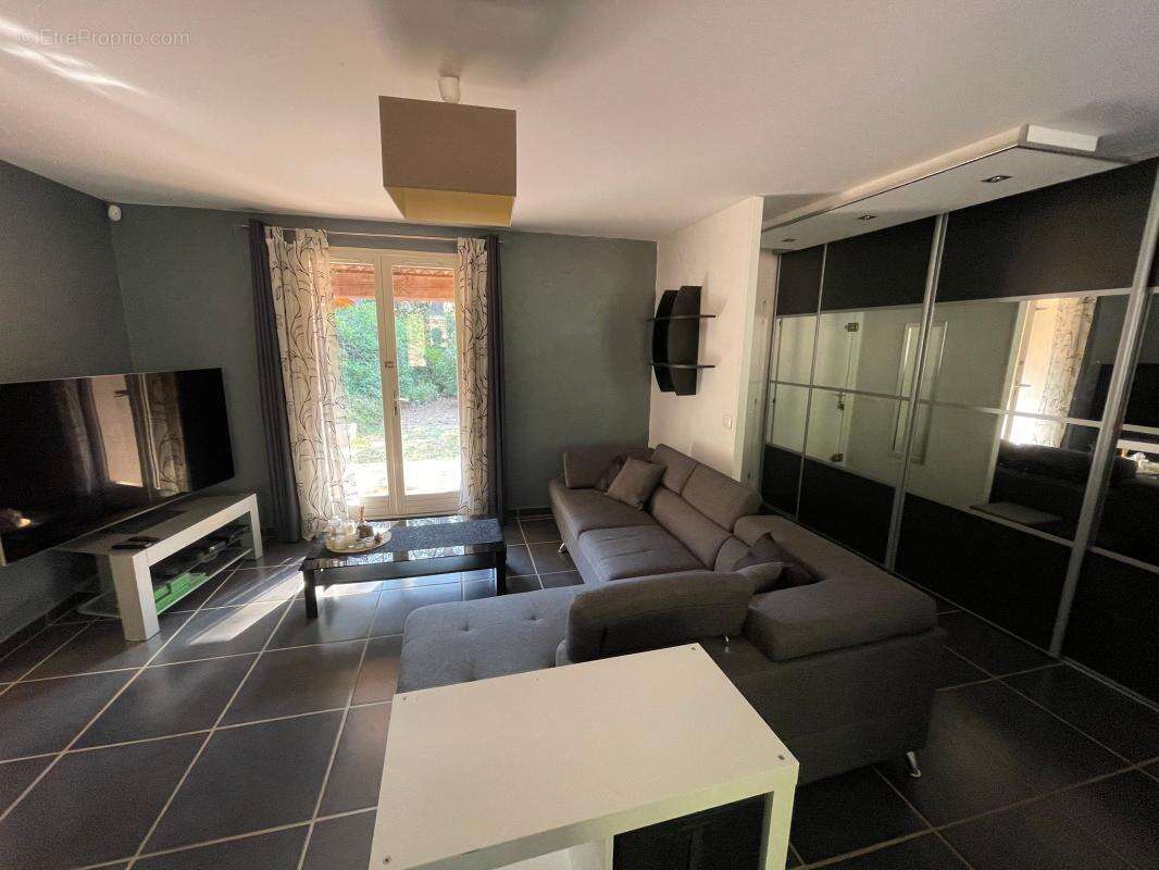 A vendre gareoult 83136 belle maison individuelle de plain pied ! - photo 9