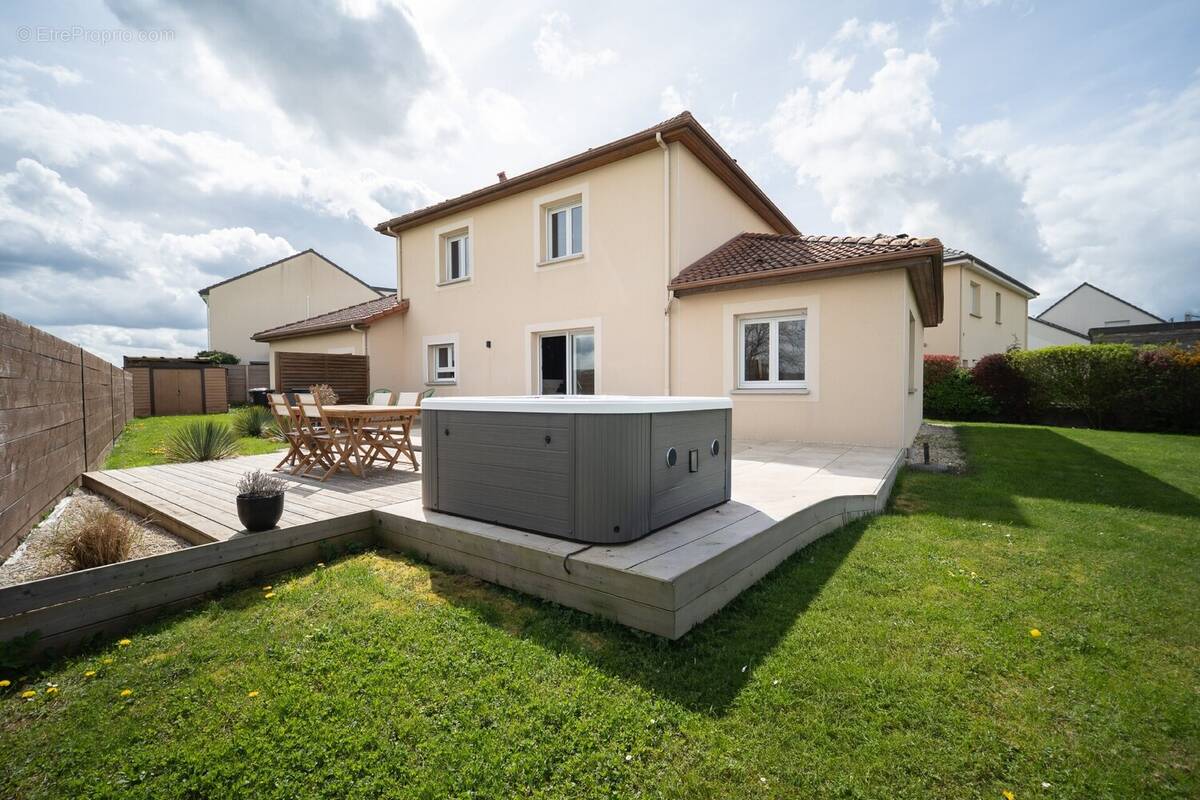 Maison à VELAINE-EN-HAYE