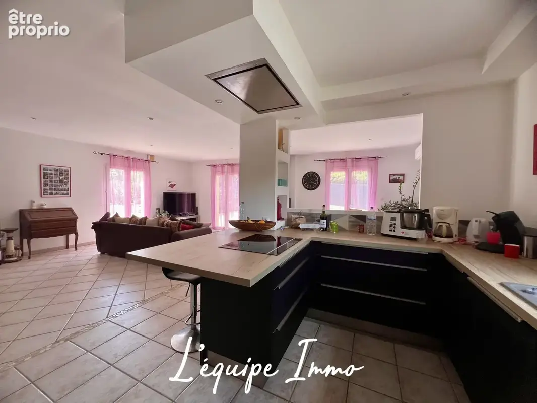 Maison familiale avec sous-sol total, piscine et terrain de 4000m2. - photo 8