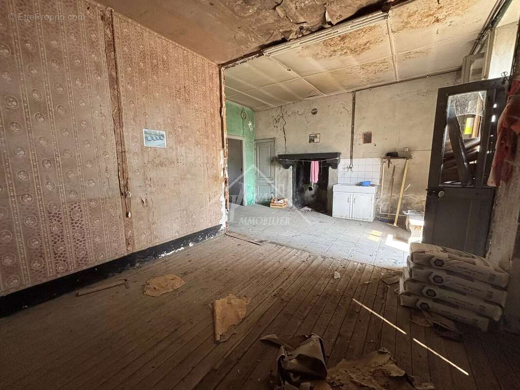 Corps de ferme à rénover avec 14710 m² de terrain - photo 4