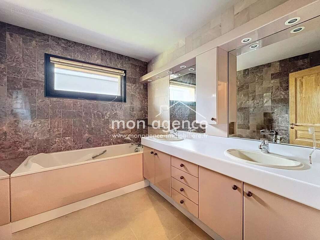 Maison à FRANQUEVILLE-SAINT-PIERRE