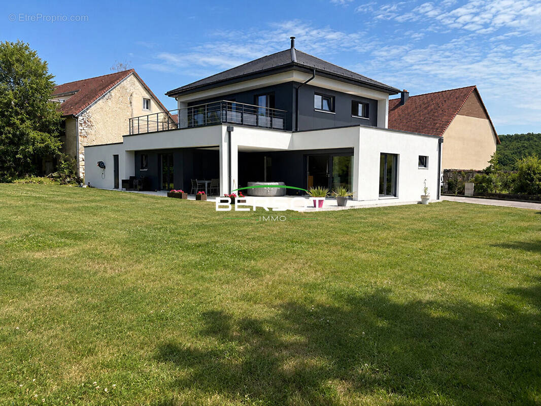 Maison à PONT-DE-ROIDE