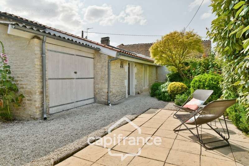 Maison à COURCELLES