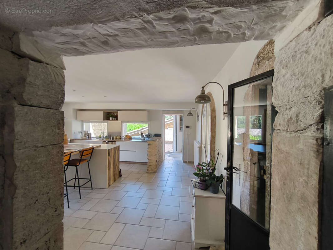 Mirmande. propriete en pierre de pays. renovee en totalite  223.72 m2. parc 1527m2 clos. piscine. dependances - photo 8
