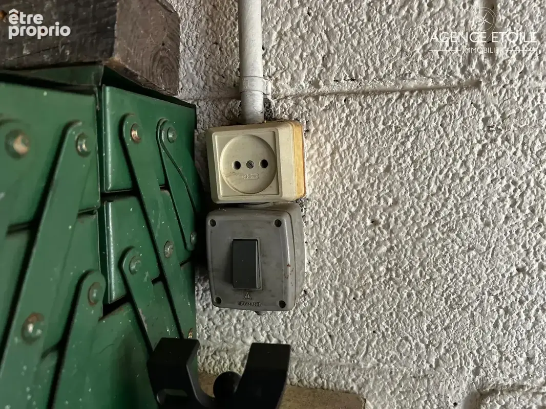 Box 15 m2 sécurisé, copropriété Le Clemenceau - photo 6
