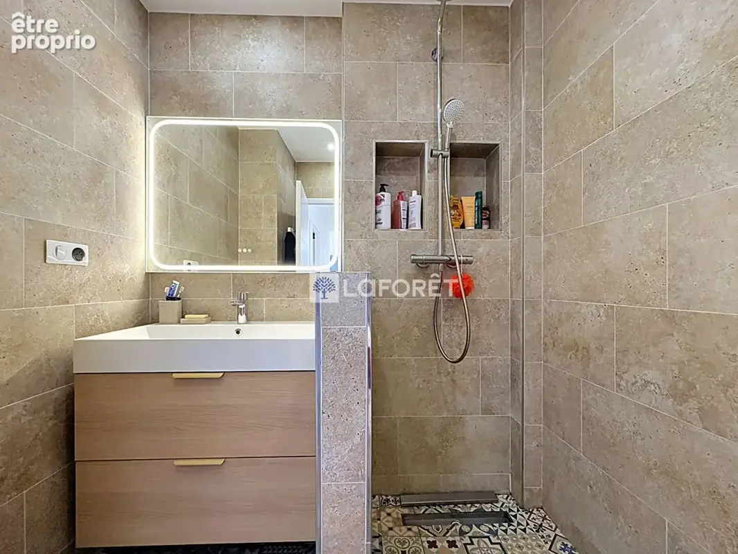T3 rénové de 58,02 m² avec terrasse de 18 m² et vue mer - photo 9