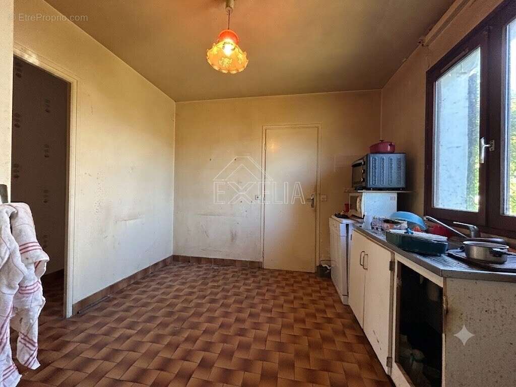 Maison 6 pièces 137 m² à rénover avec jardin, terrasse, sous-sol total et dépendance à Rosny-sur-Seine - photo 9