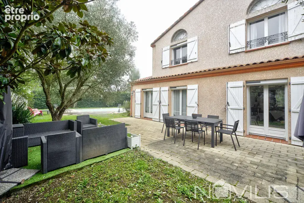 Maison d'architecte 5/6 pièce(s) 185 m2 au Banayre avec piscine et garage attenant - photo 9