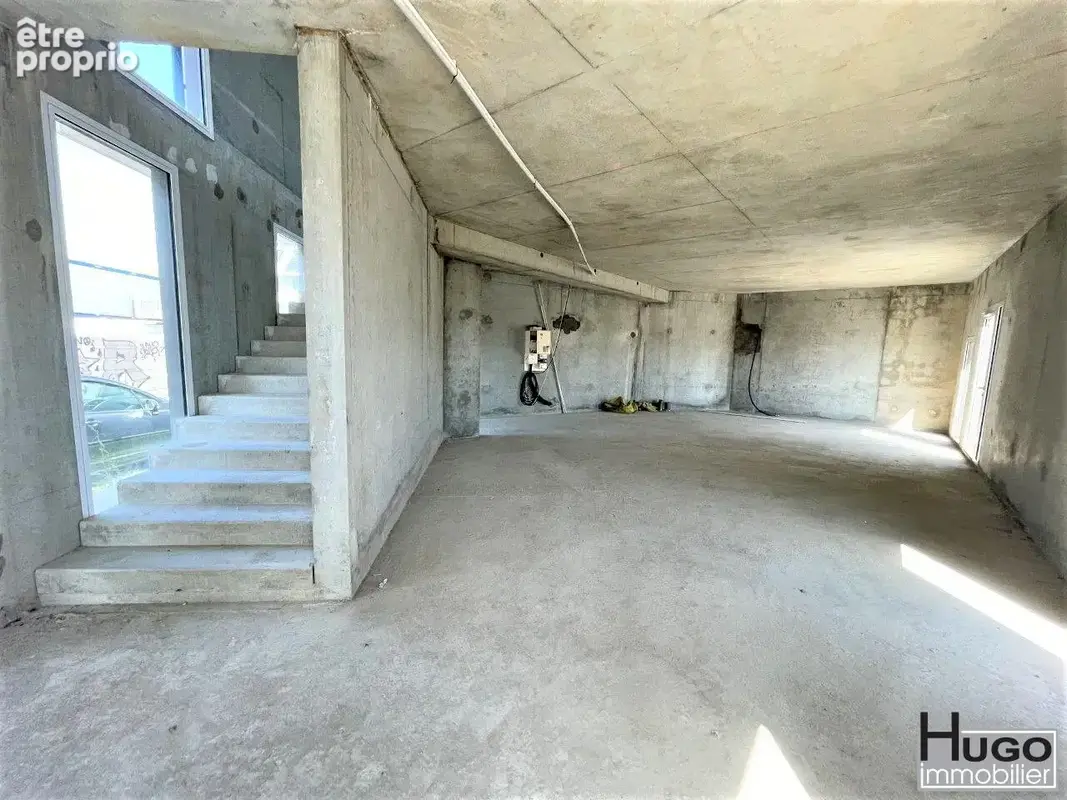 Bordeaux bastide niel- local commercial duplex 208m² libre et brut + 1 parking - photo 2