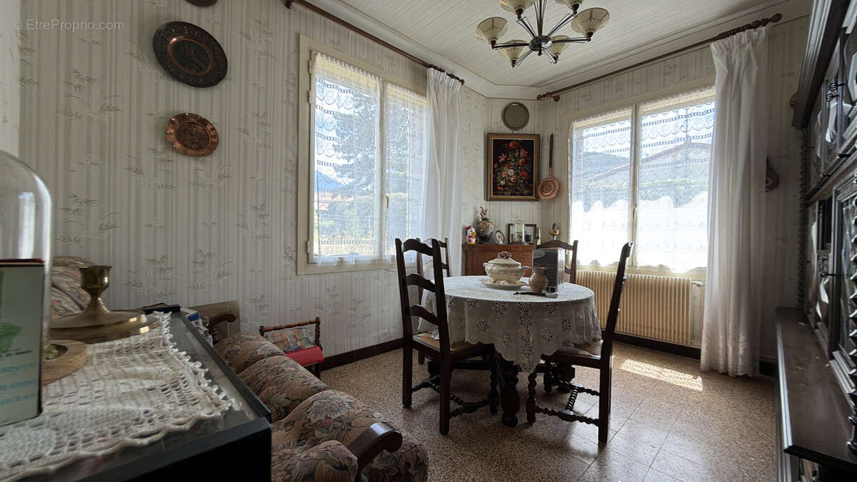 Propriété traditionnelle de 148 m2 sur parcelle arborée de 780 m2 avec dépendances - photo 3