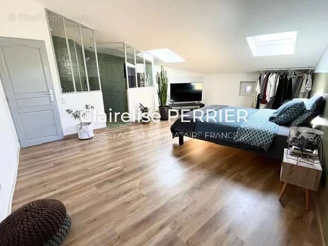 Exclusivité - au cœur du village de sillans-la-cascade - photo 9