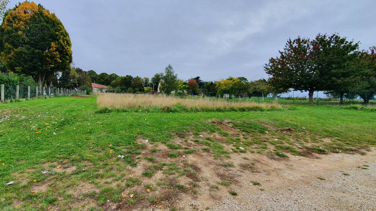 Terrain à LA LOUPTIERE-THENARD