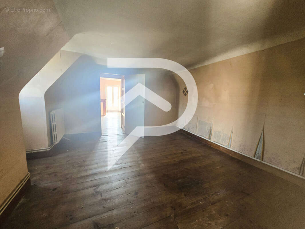 Maison de ville de 101 m² à rénover entièrement. - photo 6