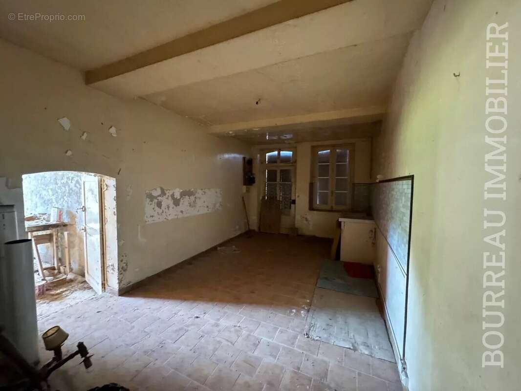 Maison à LA CELLE-SAINT-CYR