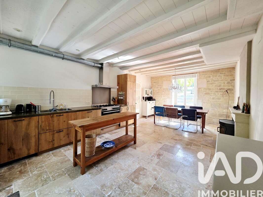 Maison 261 m² à Rouillac  - photo 7