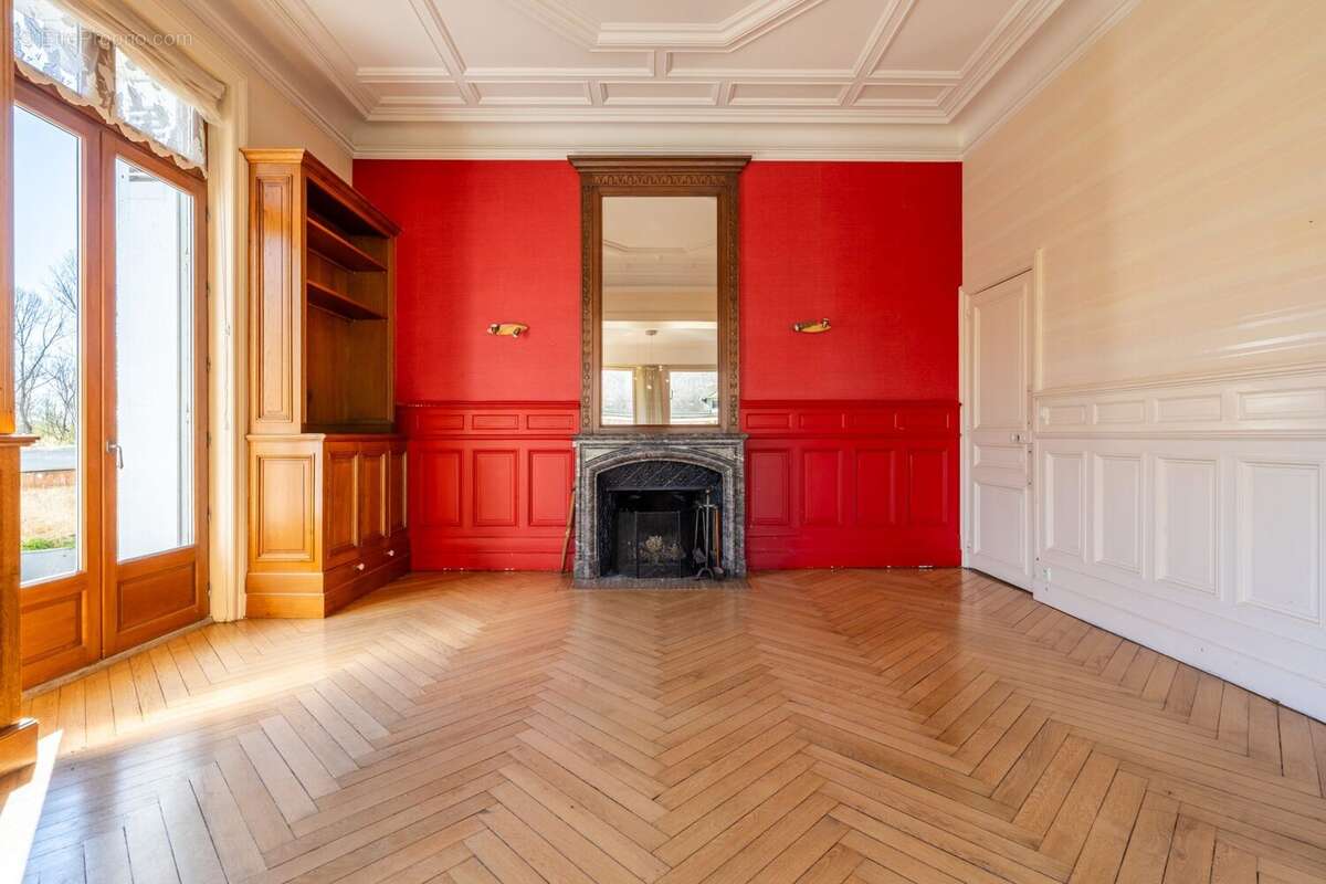 Belle hauteur sous plafond  - Maison à SAINT-ETIENNE-DE-CHIGNY