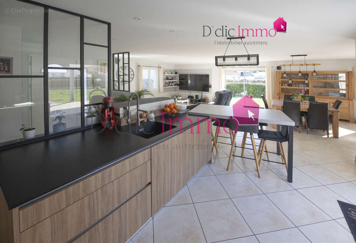 SAINT HILAIRE DE RIEZ   165 m2 habitables   4 chambres   2 garages (54 m2 et 48 m2)   Pièce SPA 32 m2   Jardin - photo 4