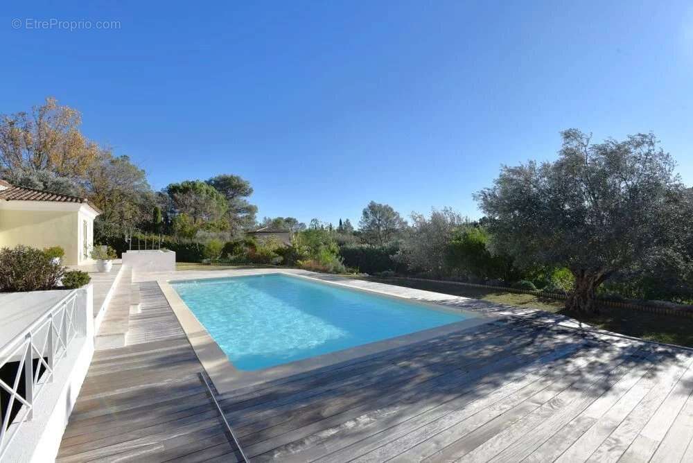 Maison à BAGNOLS-EN-FORET