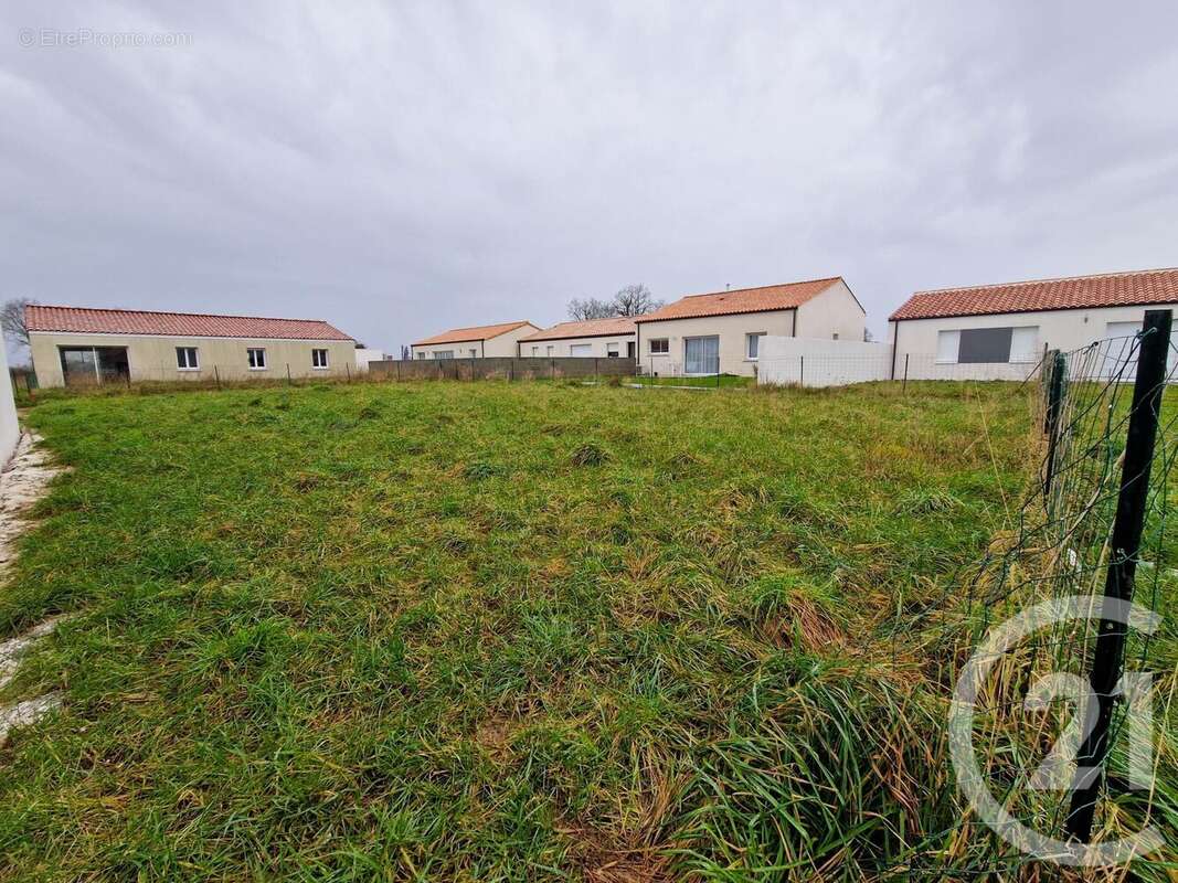 Terrain à GROSBREUIL