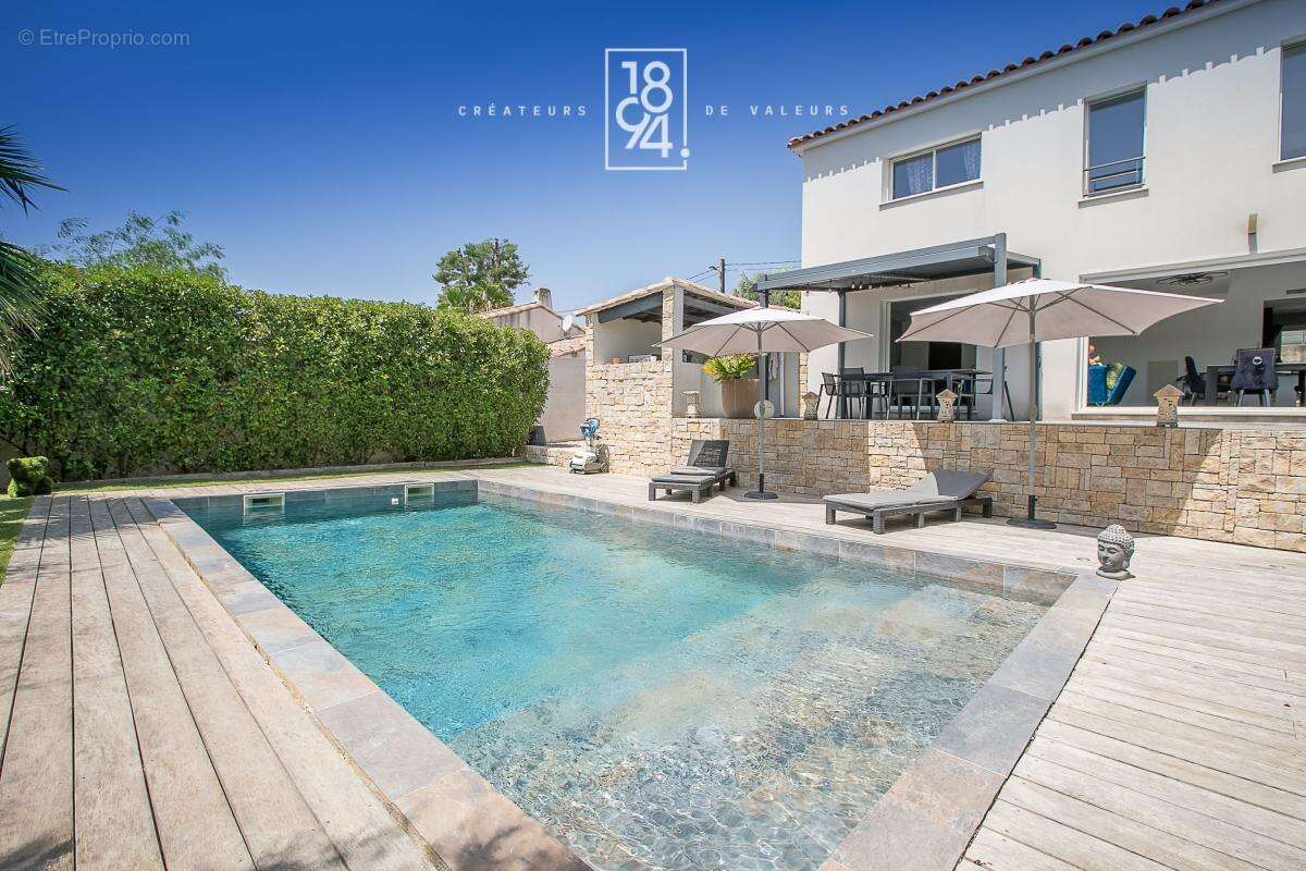 Maison À Vendre T6 Marseille 13011  Eoures  180m²  Piscine chauffée  Jacuzzi  Jardin paysagé  Salle de cinéma - photo 2