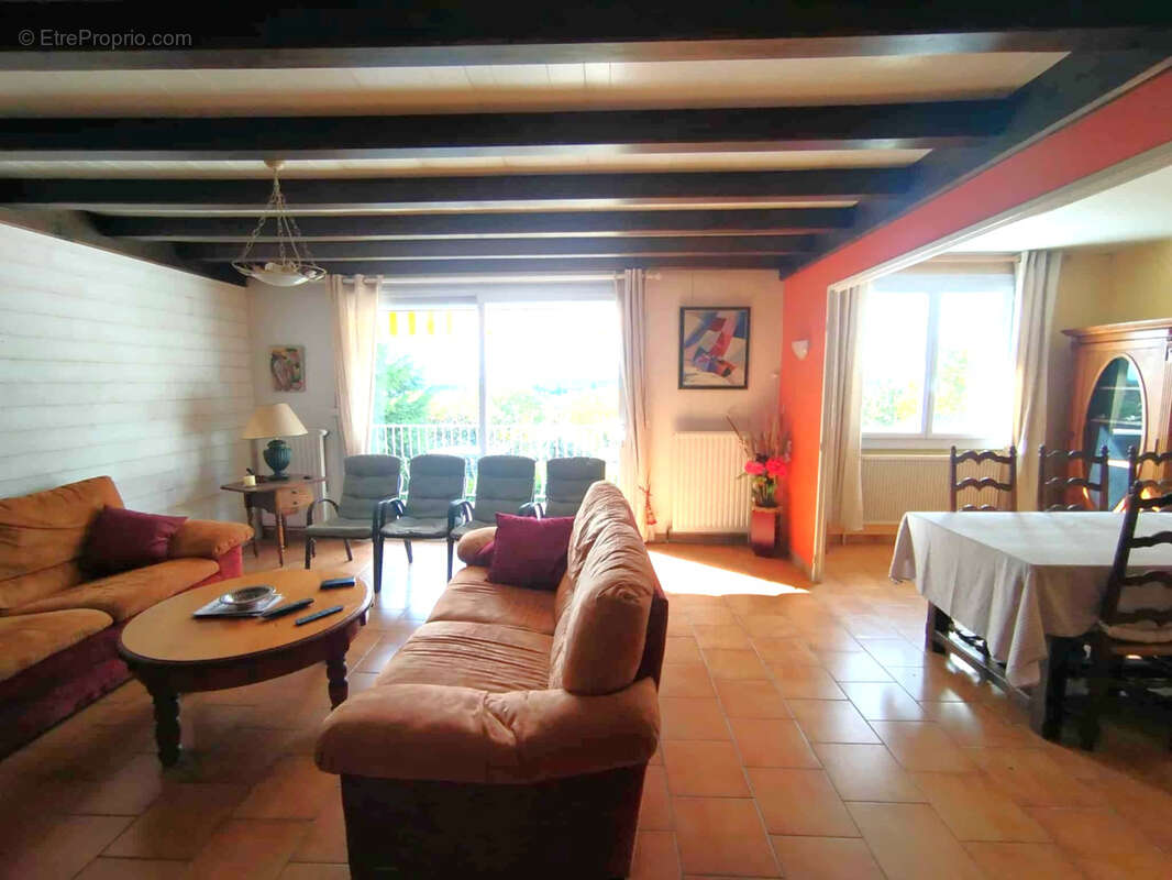 Maison à CREUZIER-LE-VIEUX