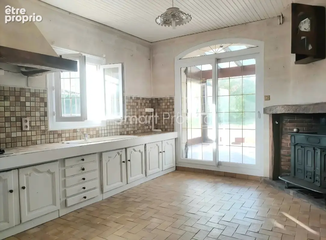 Grande maison en pierre de 208 m2 à Saint-Yzan-de-Soudiac   idéal famille ! - photo 6