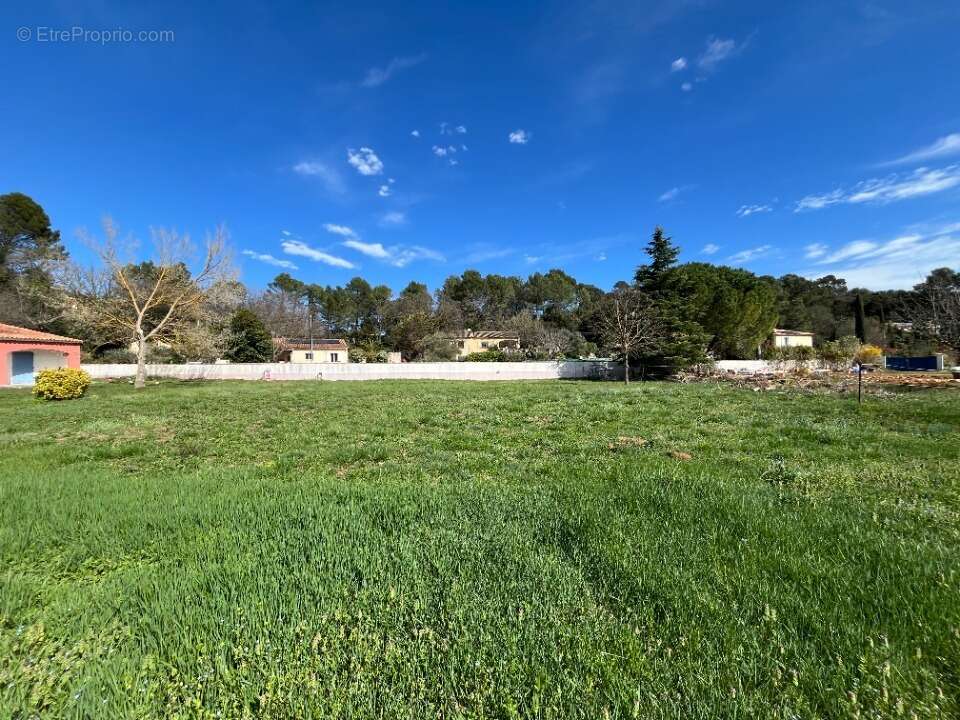 Terrain à FLASSANS-SUR-ISSOLE