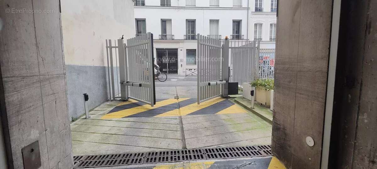 Parking à PARIS-11E