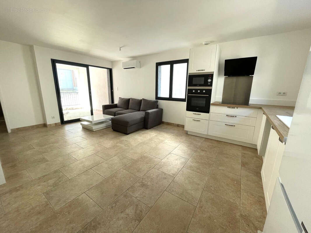 Appartement à COLLOBRIERES