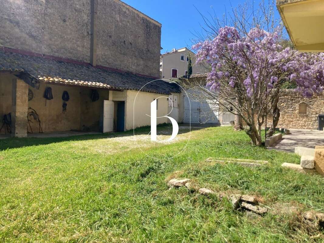 Maison à LAUDUN-L&#039;ARDOISE