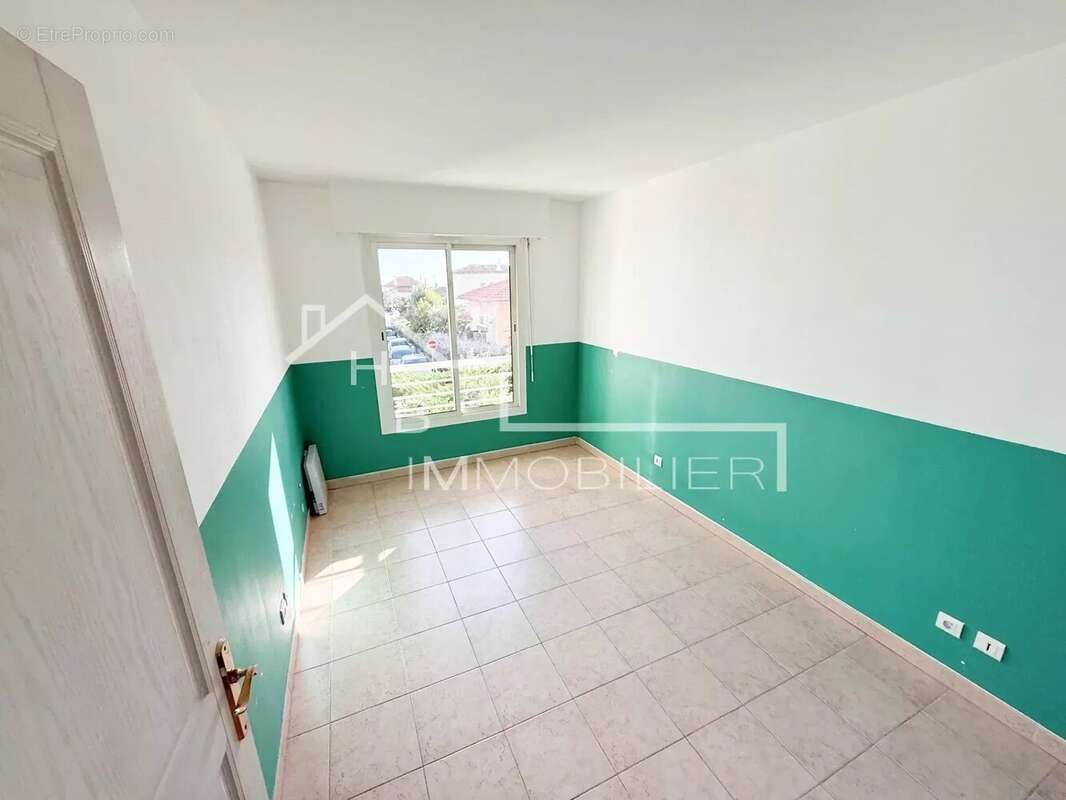 Appartement à SAINT-LAURENT-DU-VAR