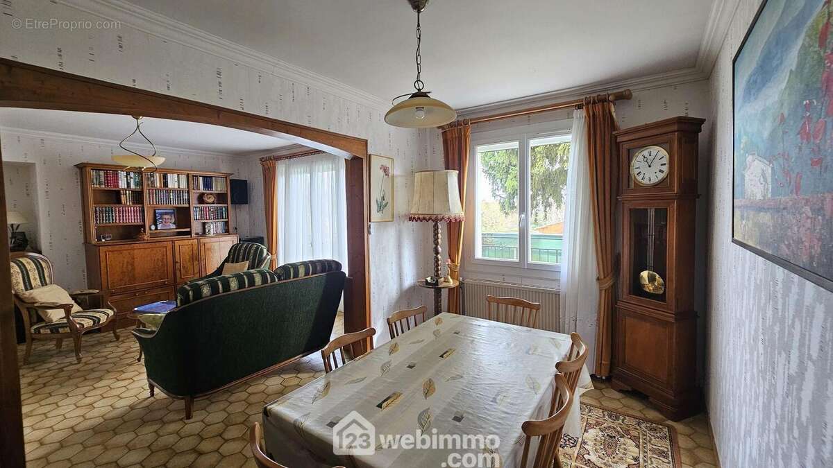 Une autre vue du séjour qui offre un accès direct sur..... - Maison à MALESHERBES