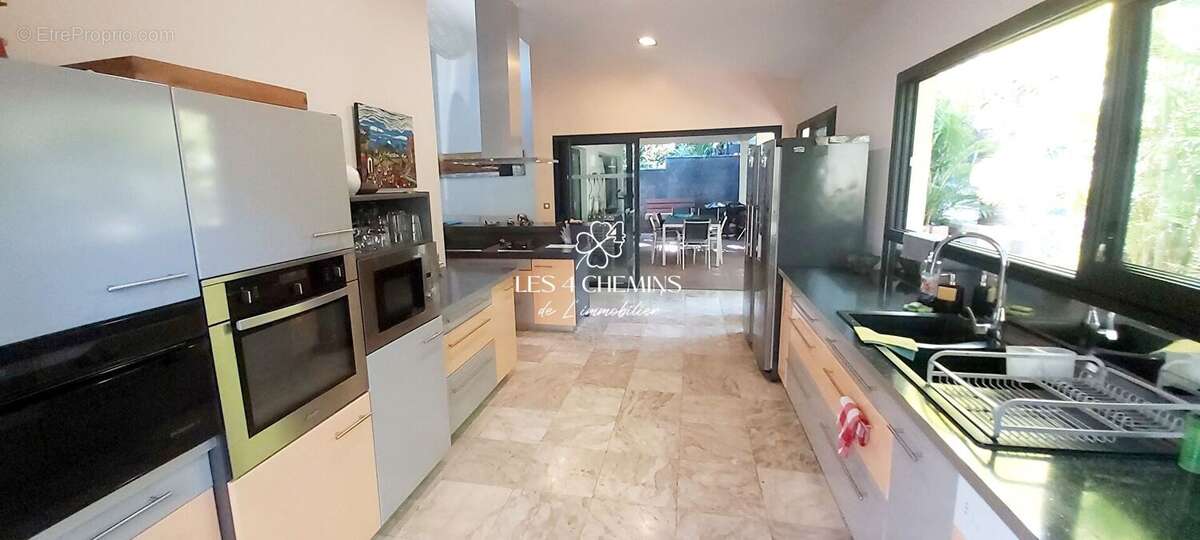 A vendre villa 5 pièces d'environ 210 m2, parcelle de 688 m2 - photo 7