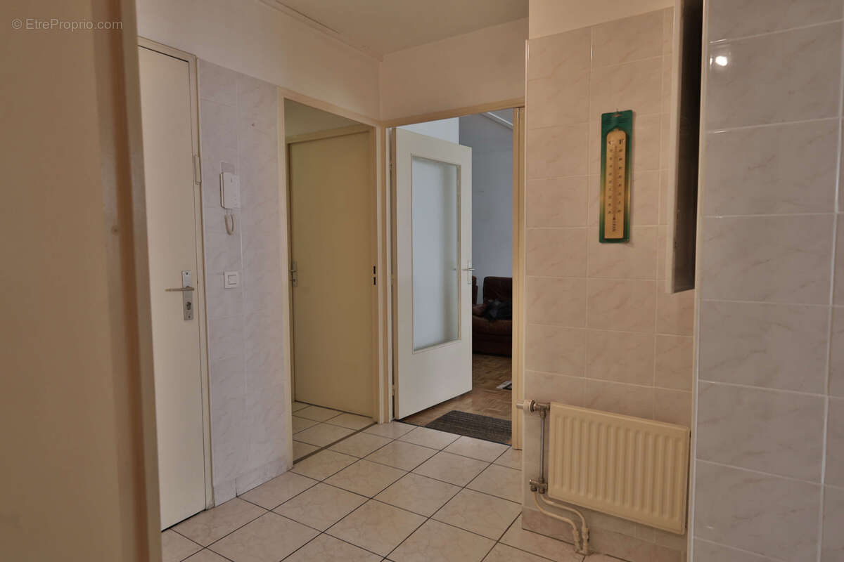 Appartement type T3 - 76,56 m2 habitables (loi carrez) - BALCON - GARAGE. - photo 13