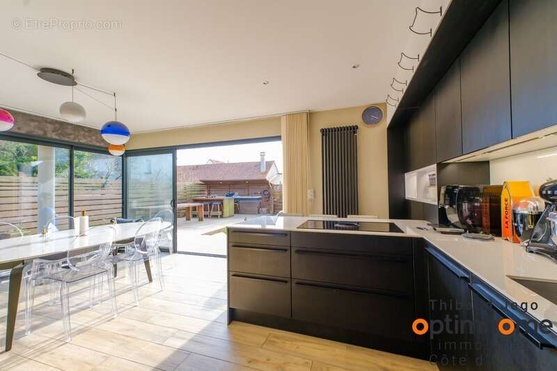 Maison contemporaine récente avec un bel extérieur et vue mer de l'étage - photo 7