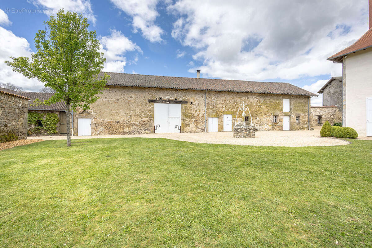 Maison à LA CHAPELLE-MONTBRANDEIX