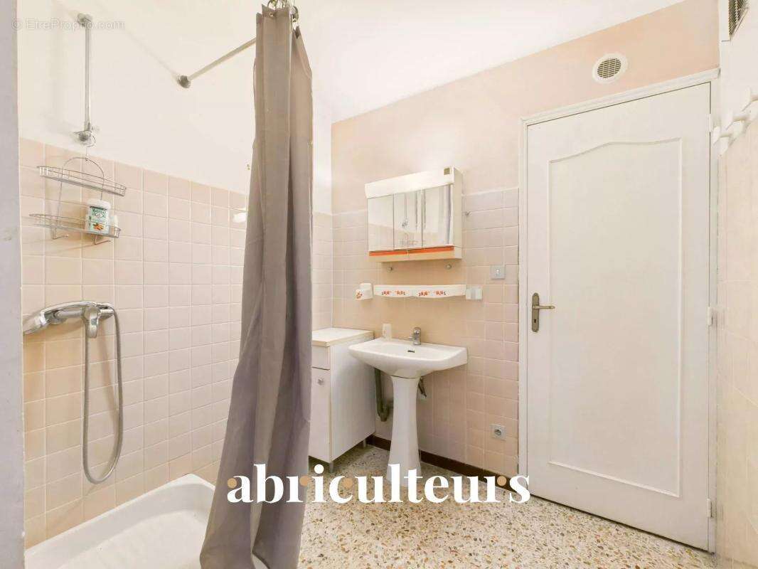 Maison à LA ROQUE-D&#039;ANTHERON