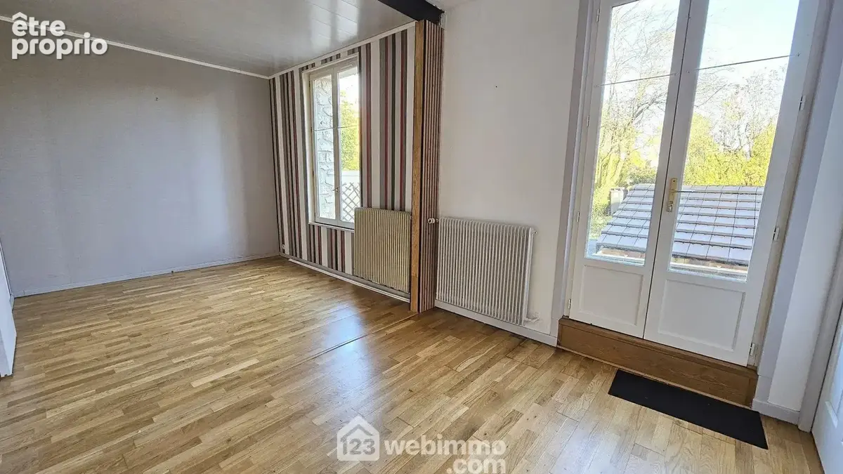 Voici un espace salle à manger avec une possibilité d'agrandissement.