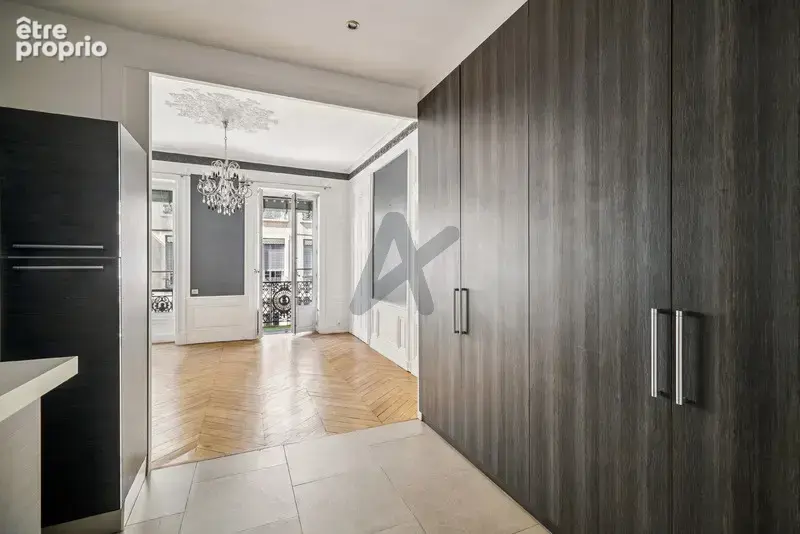 Lyon 6 - Place Maréchal Lyautey: Un appartement T2 entièrement rénové de 49m2 avec balcon et vue. - photo 2