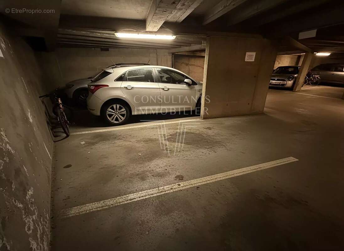 Parking à PARIS-16E