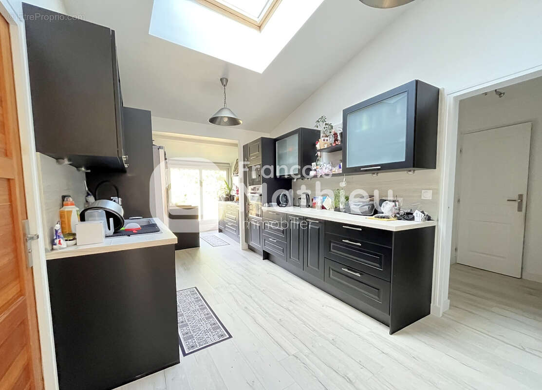 Châtillon-sur-Chalaronne - Maison dans le centre de 146 m2 avec piscine - photo 5