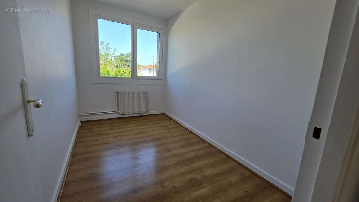 Élégant appartement familial de 80 m² entièrement rénové avec cave, stationnement et garage - photo 8