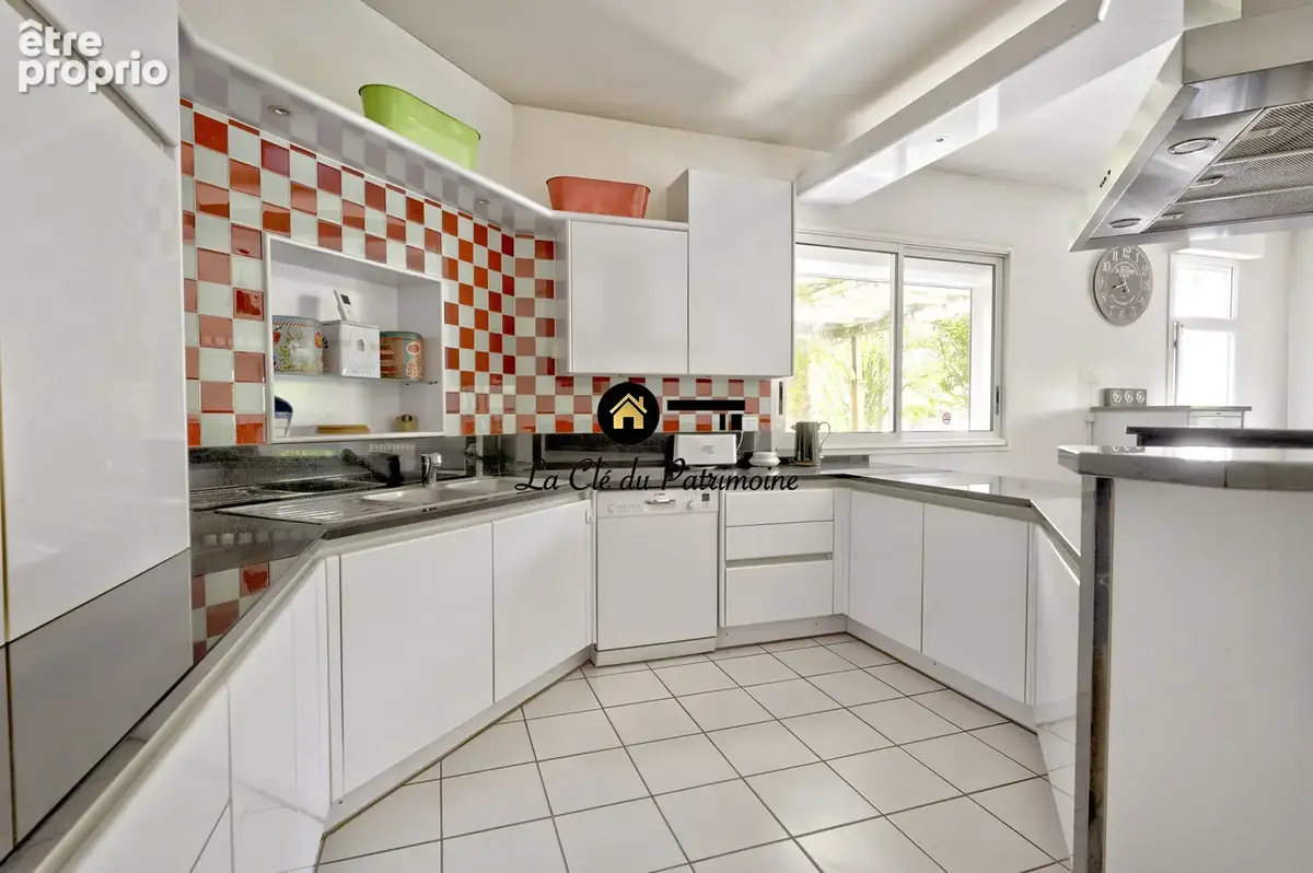 Villa de 308 m2 sur terrain de 1000 m2 avec terrasse- jardin et dependance - ares - photo 11