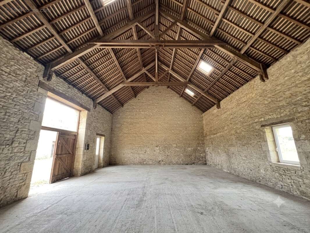 Maison de caractère rénovée – 182 m² – Studio indépendant 31m² – Garage de 117 m² – Terrain clos de 2 235 m² - photo 8