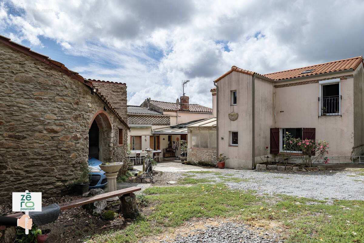 Maison à SAINT-ETIENNE-DU-BOIS