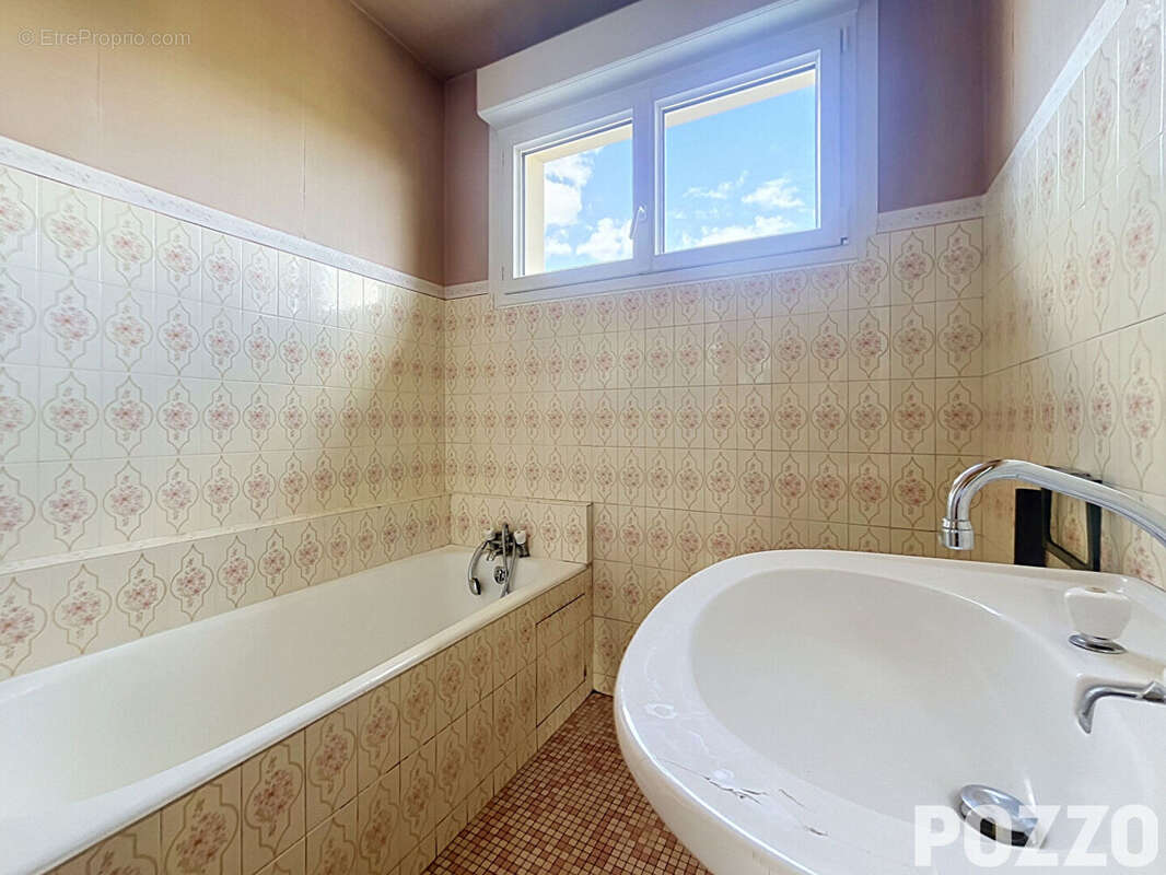 MAISON - 7 pièces - 5 chambres - 127 m² - jardin - 507 m² - sous-sol  - Saint-Lo - photo 7