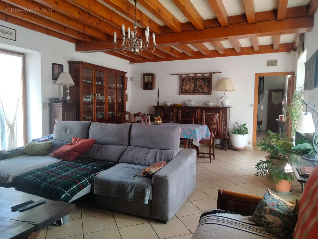 Maison de caractère de 153 m2 à Auxy   Beaux volumes, dépendances et jardin - photo 5